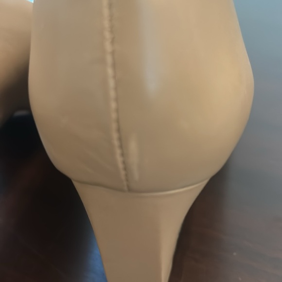 Dr LIZA Sneaker Pump Golden Sand Leather Closed Toe Heels Size 7.5 Wide - Picture 10 of 15